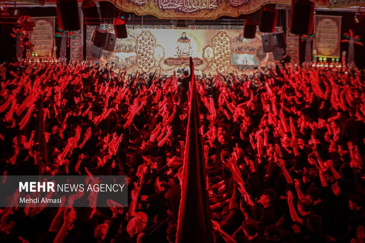 مهدی رسولی در شهادت امام حسن عسکری(ع) مرثیه خوانی می کند