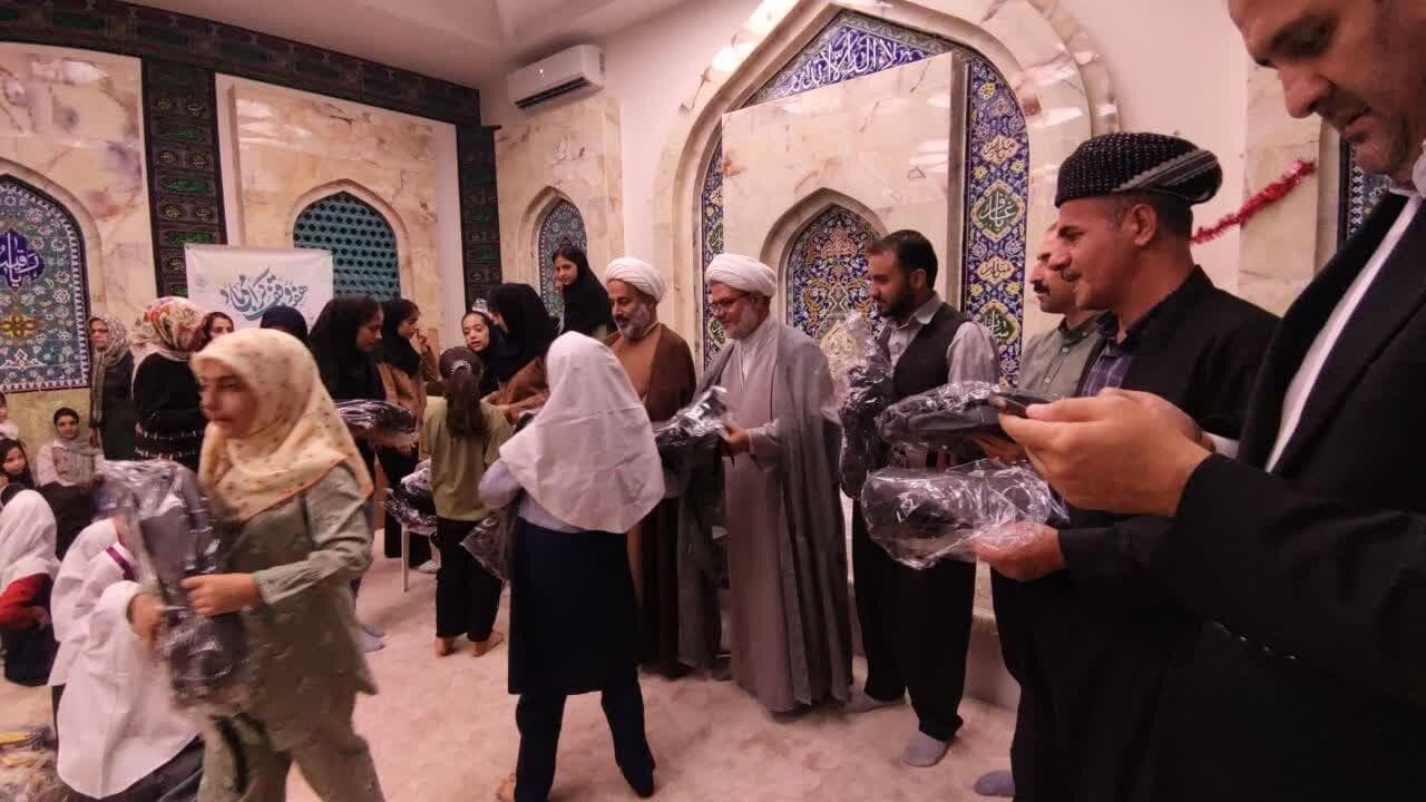 توزیع بیش از دو هزار بسته لوازم‌التحریر میان دانش‌آموزان نیازمند