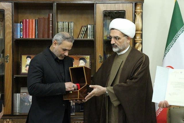 انگشتر حاج قاسم سلیمانی به موزه حشدالشعبی اهدا شد