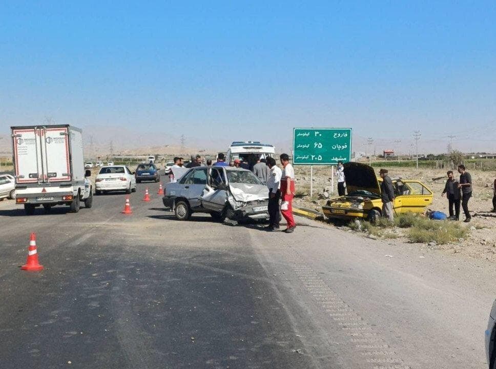 ۶ مصدوم در تصادف زنجیره‌ای سه خودرو در محور شیروان به فاروج