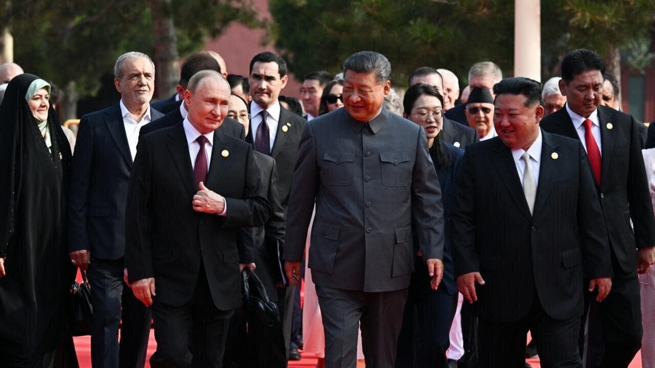 کیم و پوتین روی فرش قرمز میدان «تیان‌آن‌من» جین‌پینگ را همراهی کردند