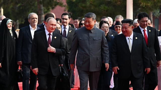 کیم و پوتین روی فرش قرمز میدان «تیان‌آن‌من» جین‌پینگ را همراهی کردند
