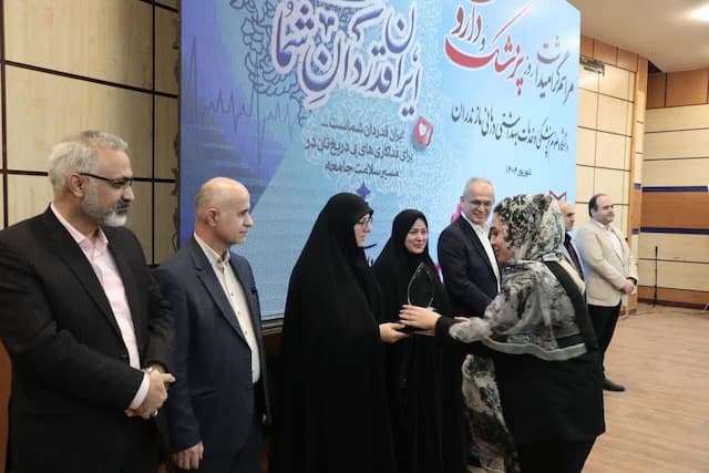 تجلیل از پزشکان و داروسازان مازندران؛ کادر درمان ستون فقرات سلامت