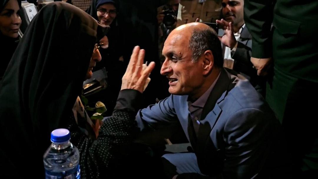 گفتگوی صمیمانه استاندار گیلان با مادر شهید مفقودالاثر ایرج صفر پور