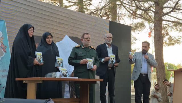 رونمایی از کتاب «من و محمود» در مشهد