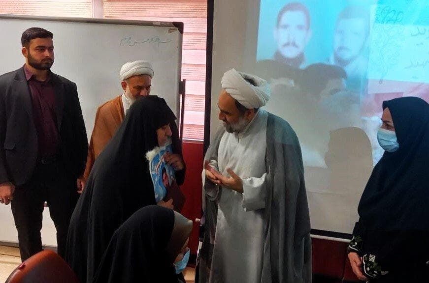 تقدیر از خانواده تنها شهید جنگ ۱۲ روزه سیستان و بلوچستان در همایش وحدت