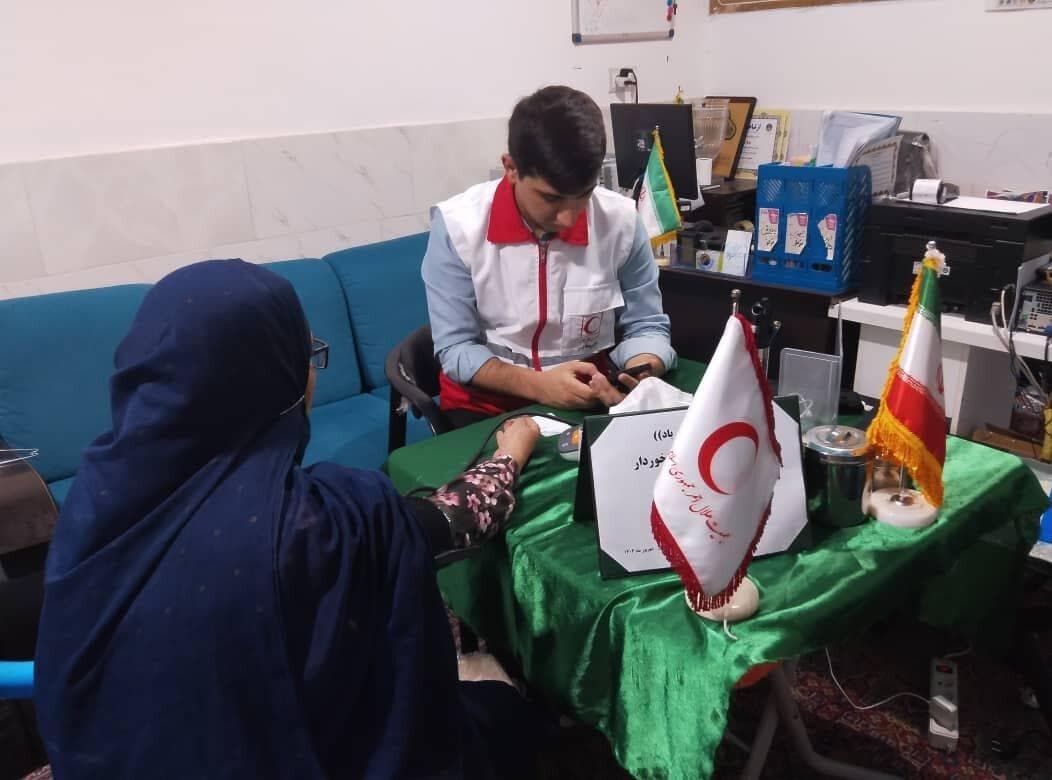 ارائه خدمات رایگان داوطلبانه در محل نخل پیرمرد بندرعباس توسط هلال‌احمر
