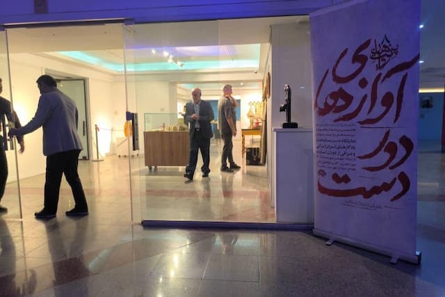 نمایشگاه «آوازهای دور دست» افتتاح شد؛ آزادگان از محدودیت‌ها گفتند