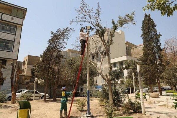 نصب پروژکتور برای روشنایی و امنیت بوستان‌های جنوب تهران