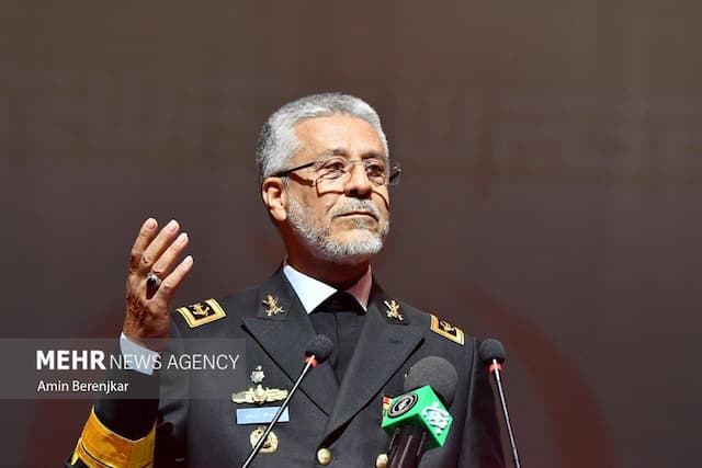 دریادار سیاری:پرچم اقتدار جمهوری اسلامی در پهنه دریاها به اهتزاز درآمد