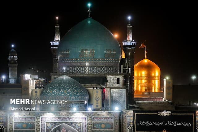 اقامه نماز آیات برای طولانی ترین ماه گرفتگی قرن در حرم امام رضا(ع)