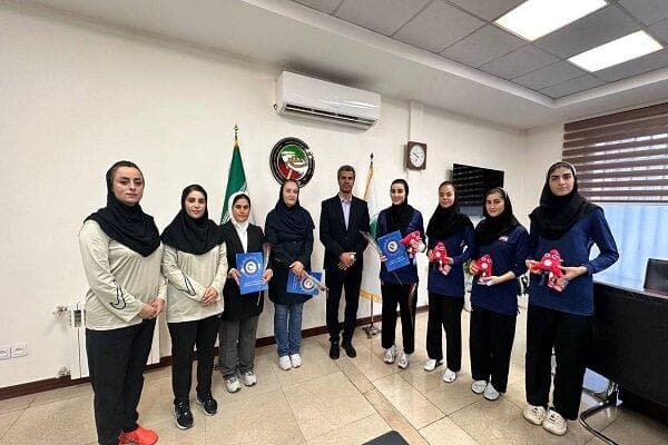 تجلیل ساعی از سه بانوی قهرمان اهل‌سنت تکواندو در هفته وحدت