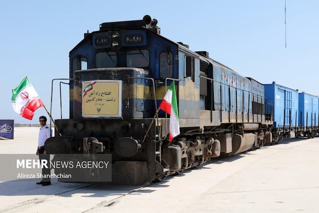 قطار چابهار - زاهدان با پیشرفت ۸۰ درصدی به ایستگاه پایانی نزدیک میشود