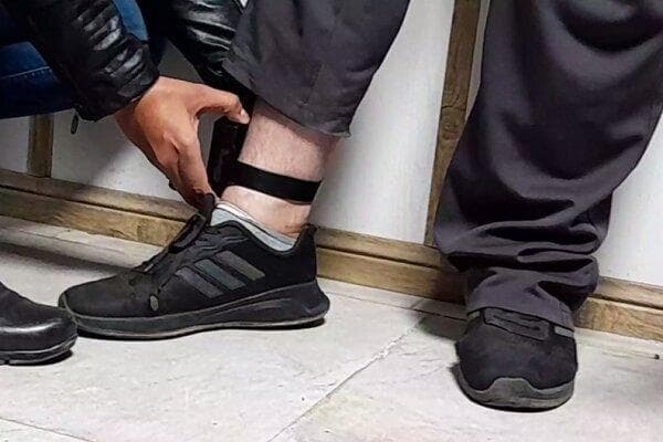 پایش هوشمند ۳۵۹ مجرم حرفه‌ای با پابند الکترونیک در اصفهان