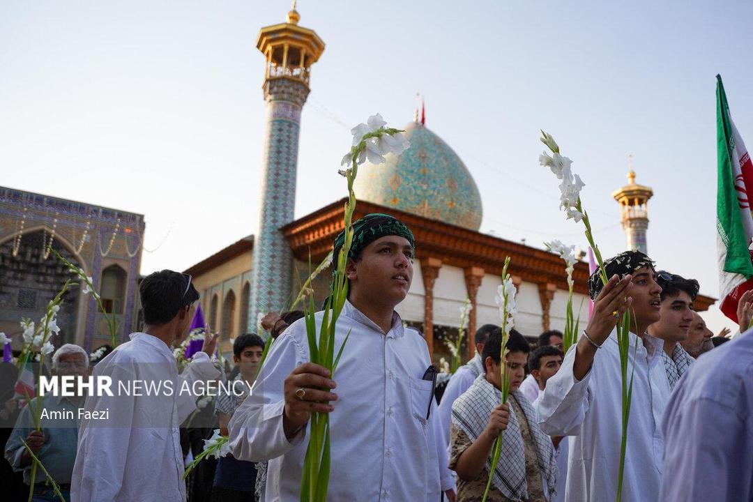 تشرف کاروان پیاده زائران فیروزآباد فارس به حرم شاهچراغ(ع)
