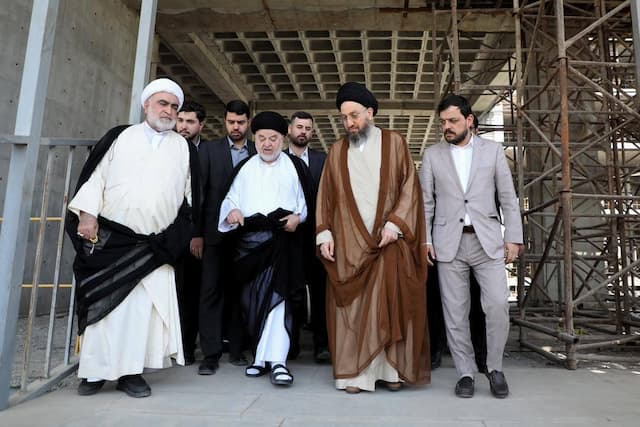 بازدید حکیم از پرژوه های علمی و درمانی دفتر آیت‌الله سیستانی در قم