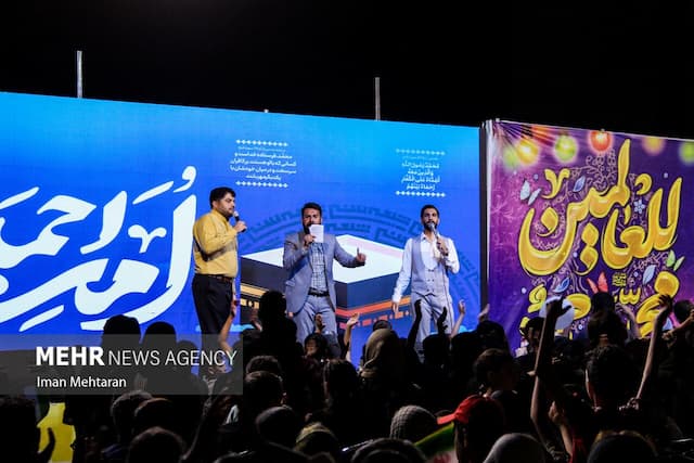 مولودی خوانی مداحان کرمانشاهی در جشن مردمی امت احمد