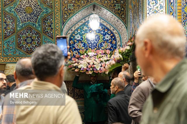 گل‌آرایی حرم مطهر رضوی به مناسبت میلاد پیامبر اکرم(ص) و امام صادق(ع)