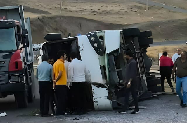 واژگونی مینی‌بوس در محور اهر به ورزقان ۱۹ مصدوم برجای گذاشت