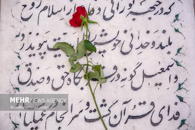 ادای احترام فرزندان کارکنان عشایری اردبیل به شهید گمنام