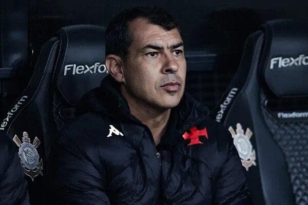 سرمربی برزیلی استقلال را به دردسر انداخت؛ درخواست فیفا از آبی‌پوشان