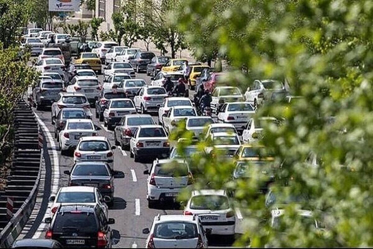 ترافیک در برخی معابر و بزرگراه های پایتخت پرحجم و سنگین است
