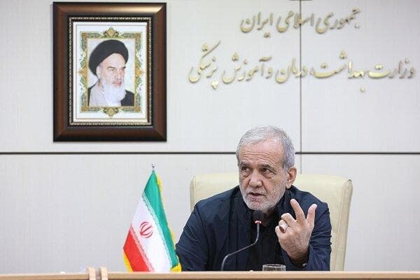 پزشکان از قالب‌های محدود خارج و نجات‌بخش جامعه باشند