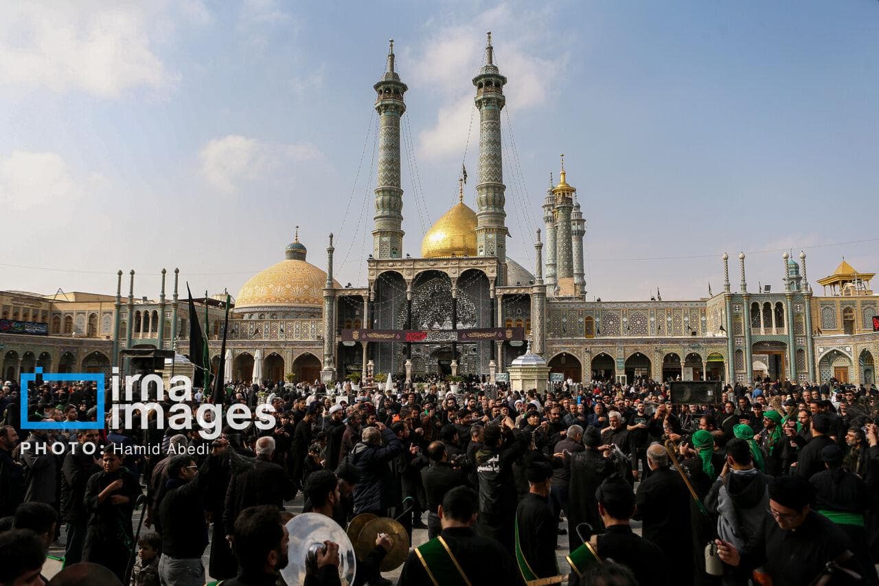 قم در سوگ اربعین شهدای کربلا؛ از حرم معصومه(س) تا جمکران در سایه پرچم‌های سیاه