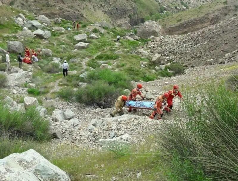 نجات ۲ کوهنورد گرفتار در سخره های طالقان 
