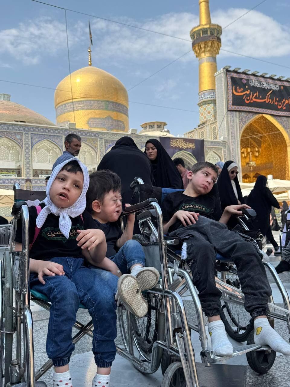 فیلم| زیارت کاروان ۳۰۰ نفره معلولان آسایشگاه شهید فیاض‌بخش در حرم رضوی