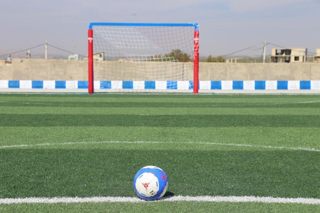 راسک صاحب زمین چمن مصنوعی شد؛ تحول ورزشی برای ۳۱۰۰ نفر از اهالی