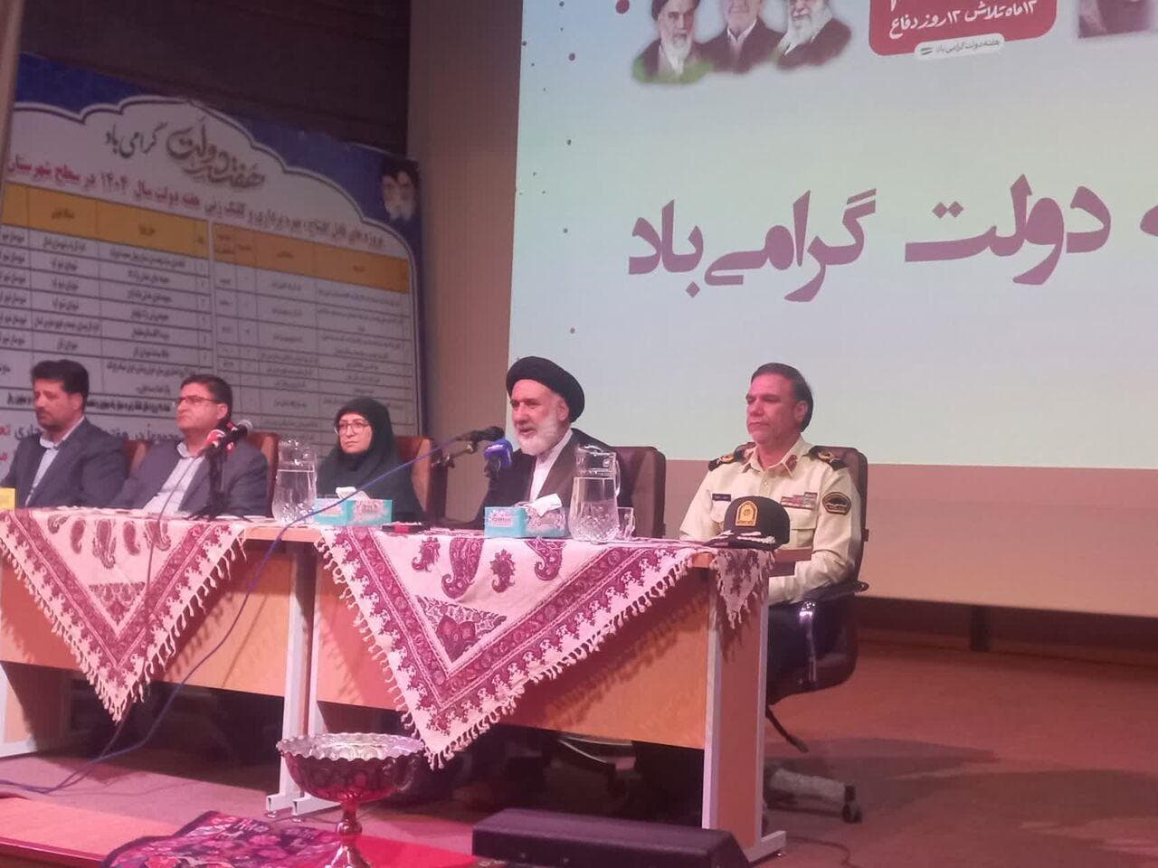 امام جمعه شهرکرد: حمایت رهبر معظم انقلاب از دولت وفاق اتمام حجت بر همگان است