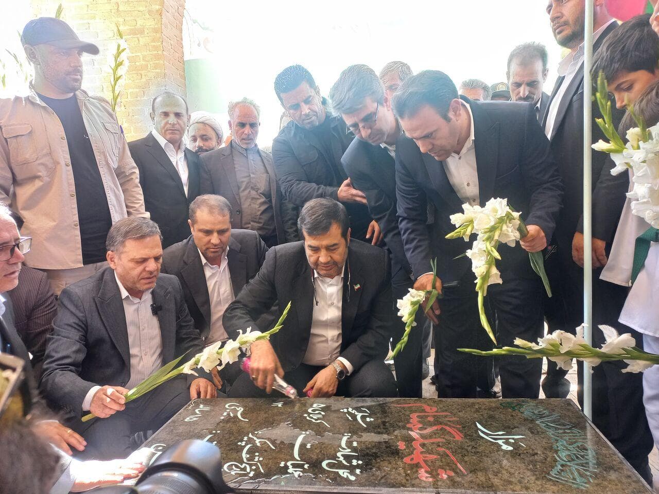 وزیر ورزش و جوانان به مقام شامخ شهدای سلطانیه ادای احترام کرد
