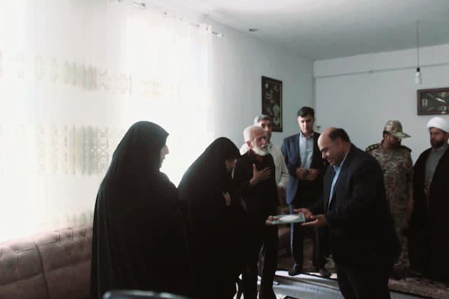 بزرگداشت ایثار و مقاومت/دیدار مسوولان قصرشیرین با خانواده شهدای اقتدار و جانبازان