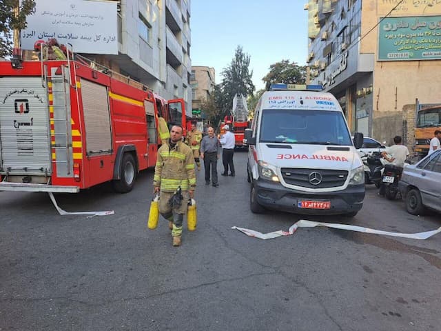 ۲۳ نفر در حادثه آتش سوزی کرج دچار مشکل تنفسی شدند
