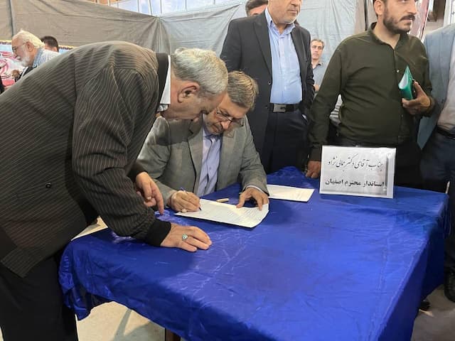 میز خدمت دستگاه‌های اجرایی اصفهان در حاشیه نماز جمعه برپا شد