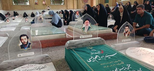 ادای احترام به شهدای هشتم شهریور؛ زیارتگاه مومنان و میراث ماندگار انقلاب