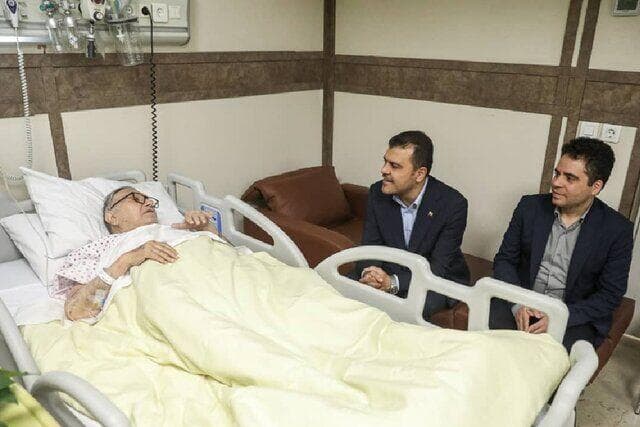معاون علمی رئیس جمهور از چهره ماندگار فیزیک عیادت کرد