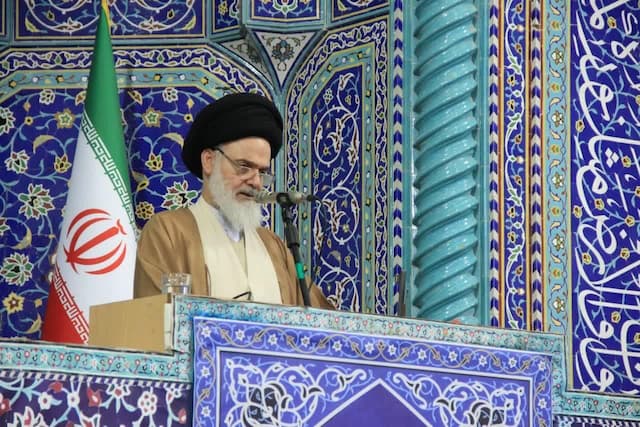 خطیب جمعه قم: مکانیسم ماشه ابزار گروگان‌گیری دشمنان علیه ایران است
