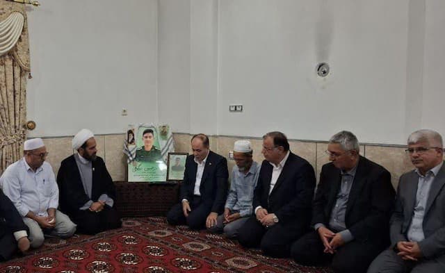 وزیر جهاد کشاورزی با خانواده شهید دوگونچی در آق‌قلا دیدار کرد