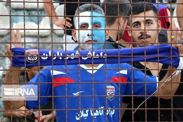 فیلم| انتقاد طرفداران داماش از ناهماهنگی ها و اخراجشان از ورزشگاه عضدی رشت
