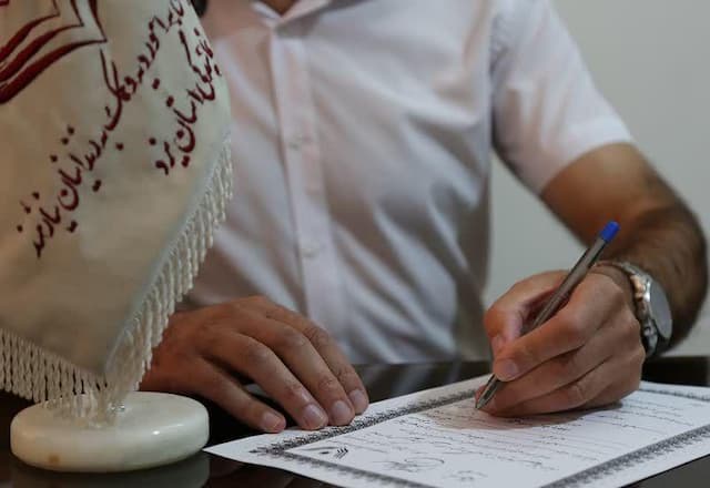 پزشک یزدی، نسخه آزادی ۲ زندانی را پیچید