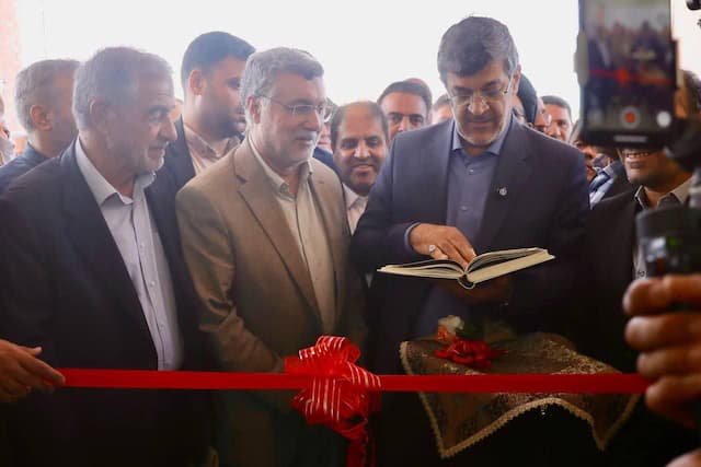 فیلم | افتتاح مرکز جامع خدمات سلامت فهرج یزد با حضور وزیر بهداشت