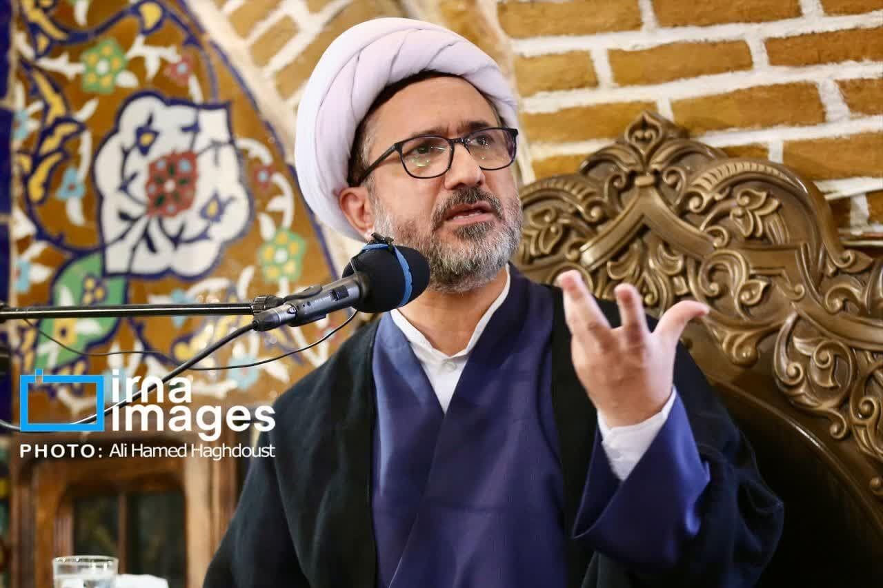 ایران اسلامی در برابر کفر جهانی قرار گرفته است
