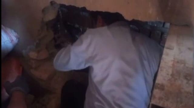فیلمl عملیات نفس‌گیر آتش‌نشانان خرم‌آباد برای نجات کودک گرفتار میان شکاف ۲ ساختمان