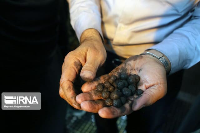 توقیف ۲۰ تن سنگ معدنی قاچاق از یک کامیون در بندرعباس