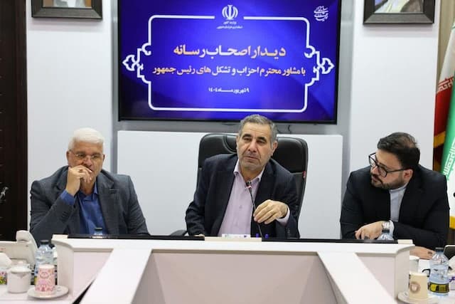 مشاور رئیس جمهور: رسانه‌ها به نقد بدون لکنت بپردازند