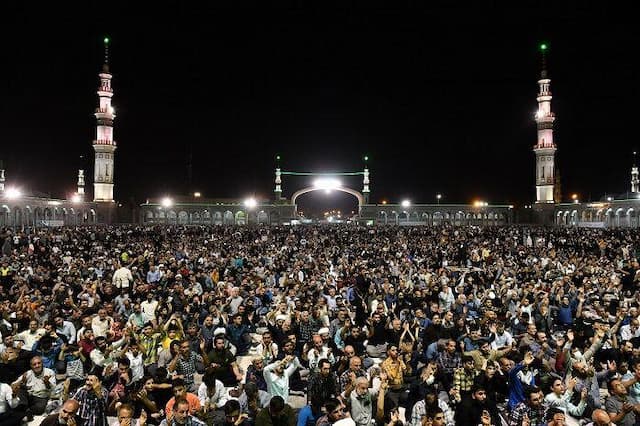 منتظران امام عصر در شب آغاز امامت مهدی موعود در جمکران اجتماع کردند