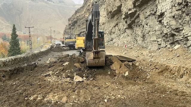 اجرای عملیات عمرانی و انسداد مسیر در قطعه ۲ آزادراه تهران -شمال