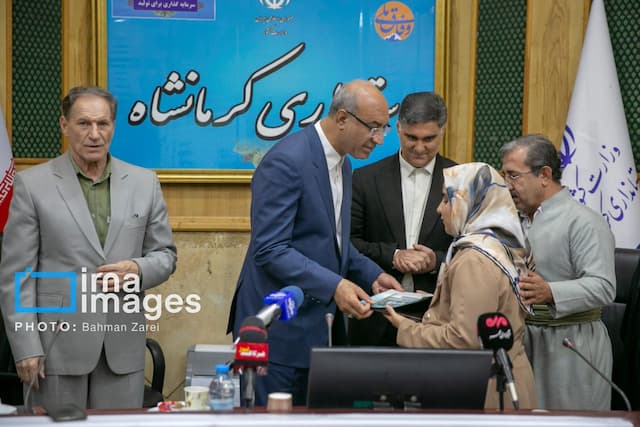 دانش آموزان رتبه برتر کنکور استان کرمانشاه تجلیل شدند